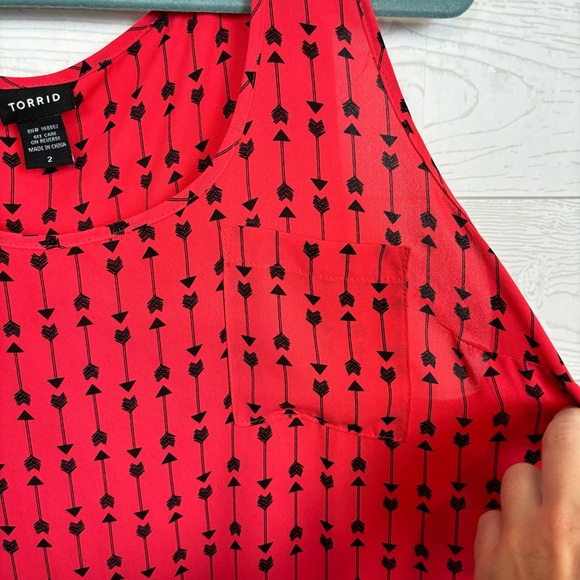 Torrid Arrow Print Sleeveless Blouse Size 2X Red - Picture 5 of 9